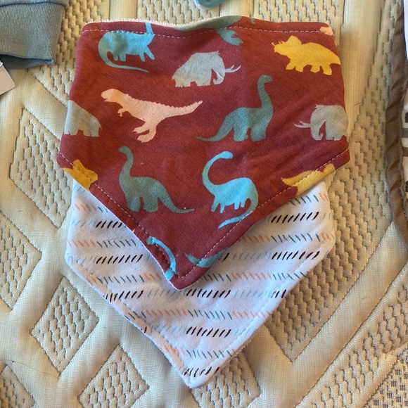 Baby Bibs, Socks, and outfit 0-3M - Picture 2 of 12